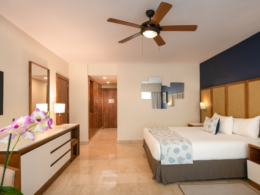 Junior Suite Premium Ocean Front View with Jacuzzi