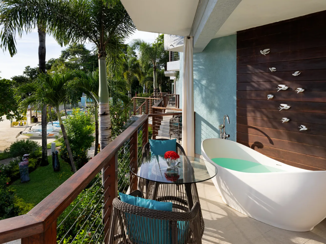 Longshore Beachfront Grande Luxe Club Level Room w/ Balcony Tranquility Soaking Tub