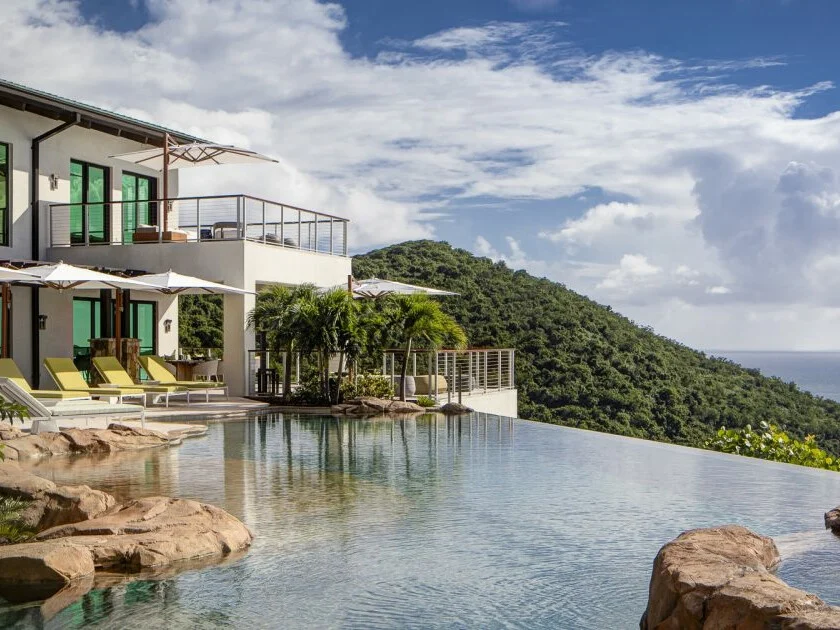 Beachfront 2-bedroom Villa w/private Outdoor HotTub