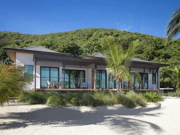 Beachfront 2-bedroom Villa w/private Outdoor HotTub