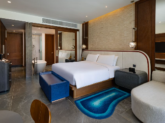 Deluxe Guest Room 1 King, Swim Up