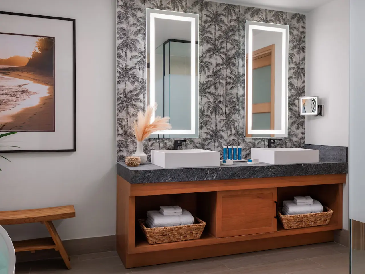 Lady Palm Club Suite with Media Room and Balcony Tranquility Soaking Tub