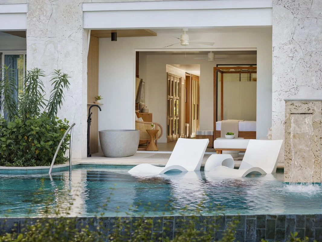 Bamboo Palm Club Swim-up Room with Patio Tranquility Soaking Tub