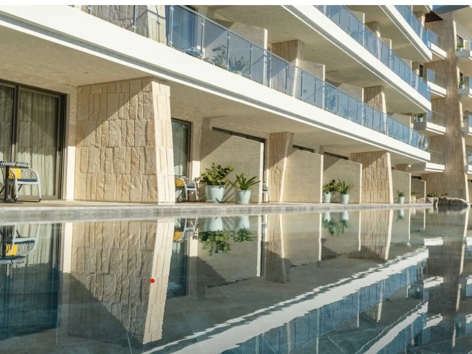 Swim Out King Suite with Bathtub
