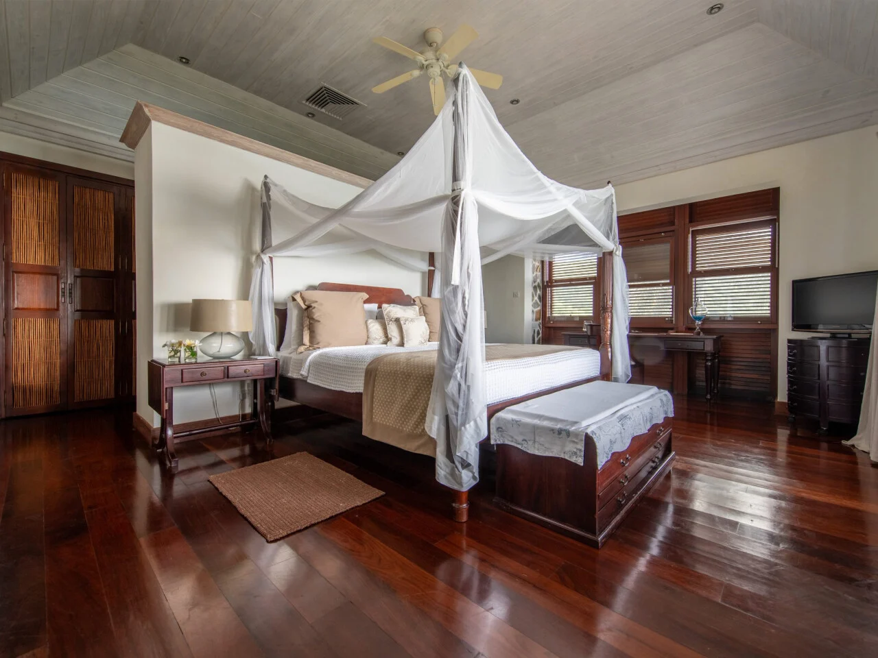 Six Bedrooms Silver Turtle