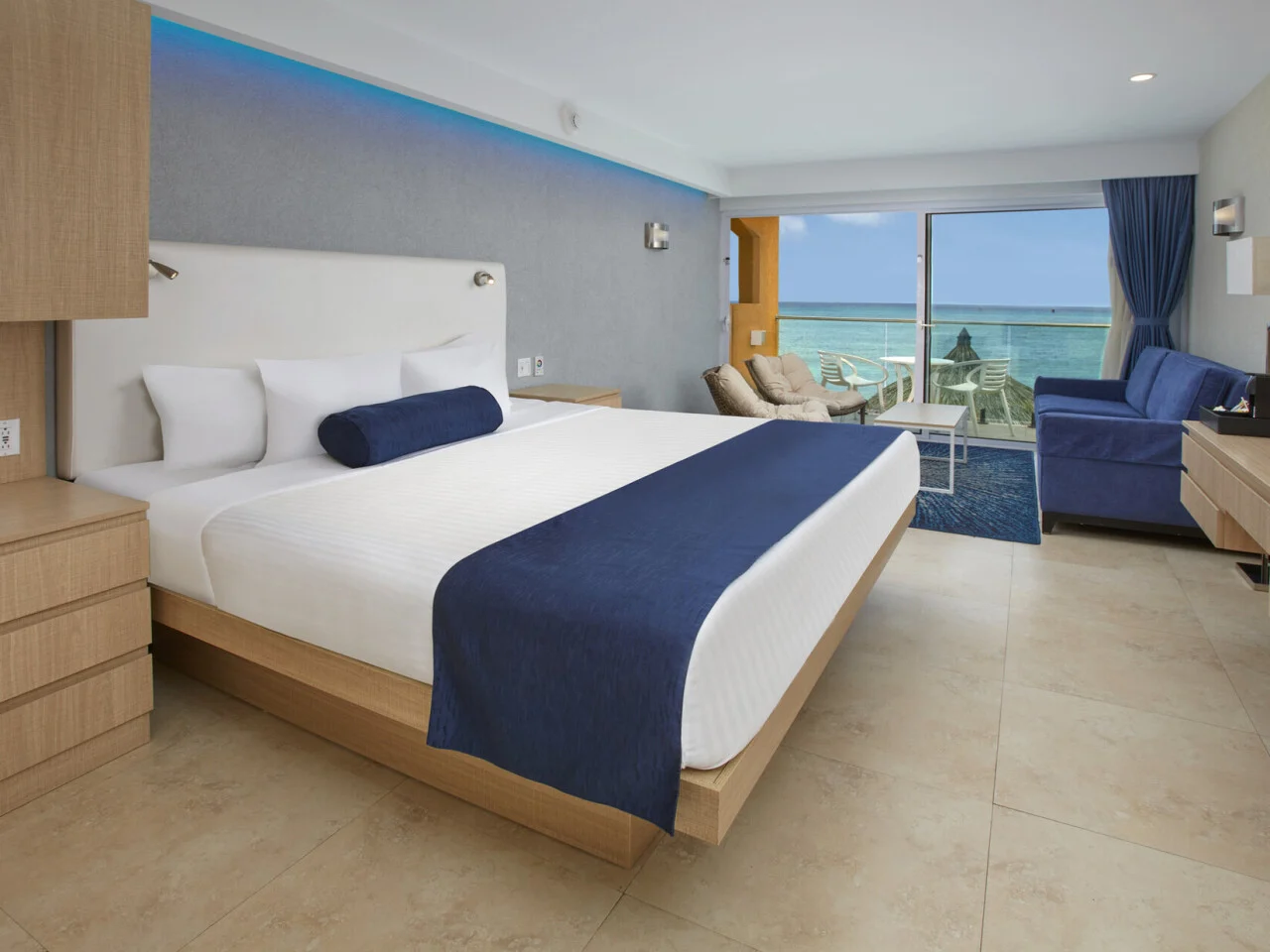 Deluxe Oceanfront - Queen