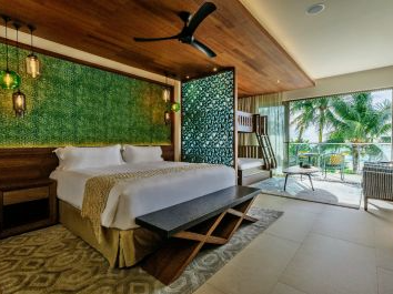 Swim Out Queen Suite